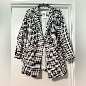Chic Houndstooth Blazer in Black and White